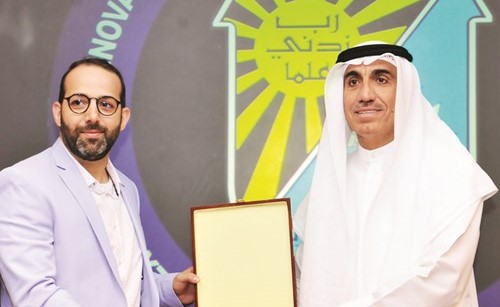د.حسين الأنصاري يسلم د.محمد عواد الجائزة﻿