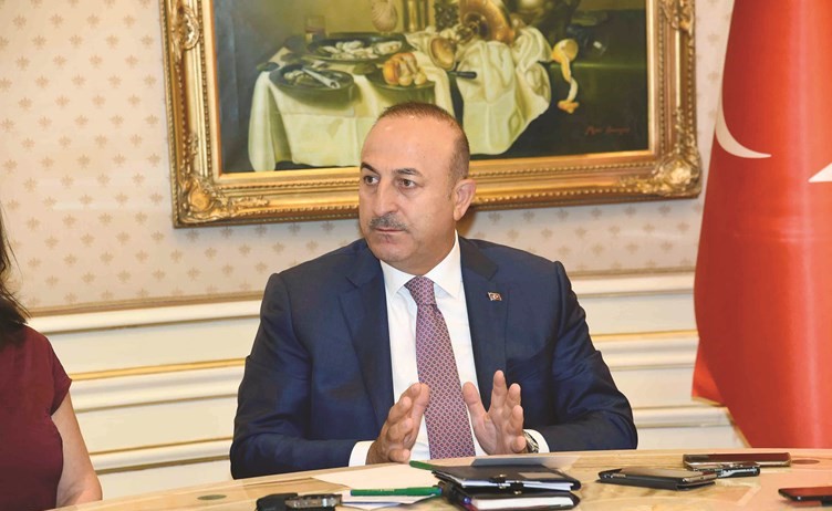 وزير الخارجية التركي مولود اوغلو متحدثا﻿