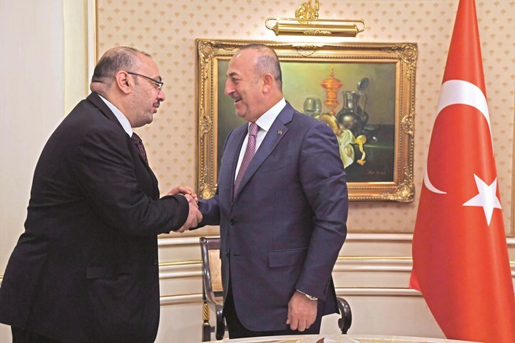 الزميل اسامة دياب مع وزير خارجية تركيا مولود اوغلو ﻿