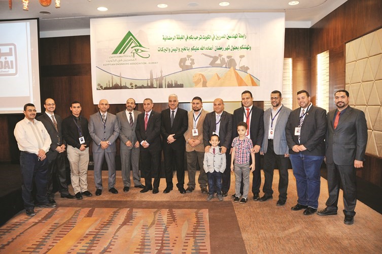 لقطة جماعية للمهندسين المصريين يتوسطهم م.محمد ضيف	(عادل سلامة)﻿