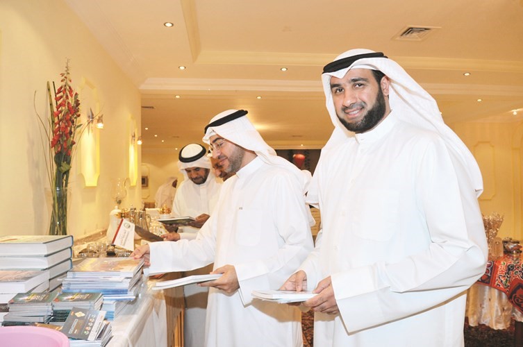 الحضور خلال تفقدهم الركن الخاص بالاهداءات الادبية ﻿