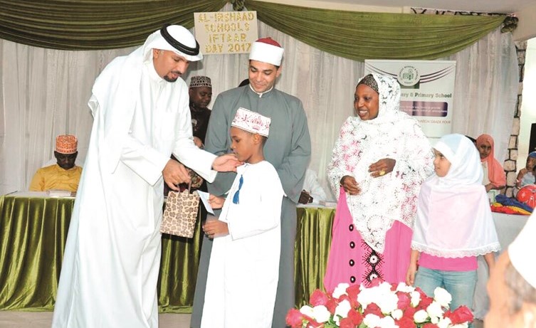 سفيرنا لدى تنزانيا جاسم الناجم يكرم احد الفائزين﻿