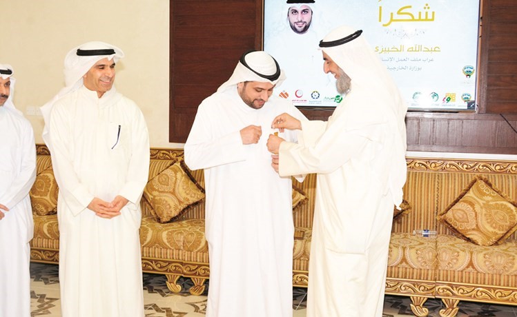 يحيى العقيلي يقلد عبدالله الخبيزي وسام الرحمة العالمية﻿