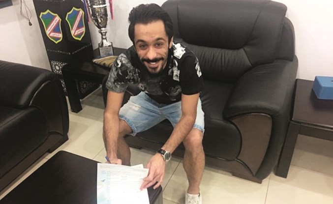 نادر خلال توقيع العقد﻿