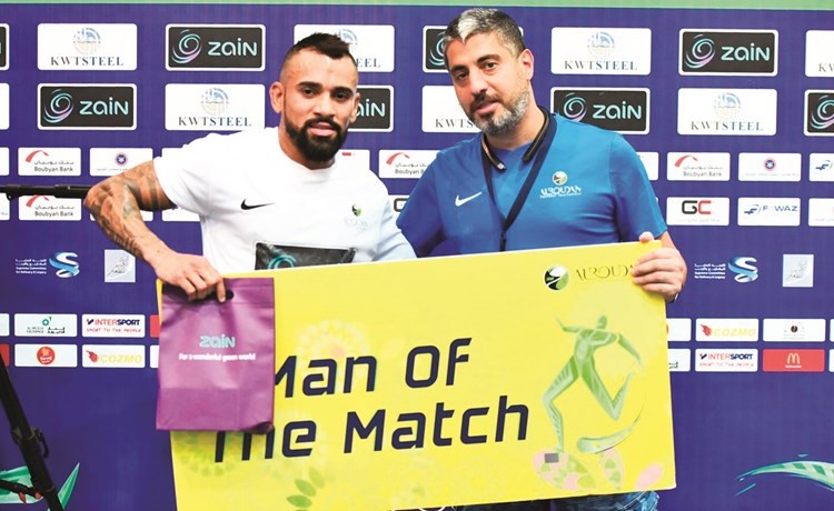 اللجنة المنظمة تكرم أفضل لاعب ساشا﻿