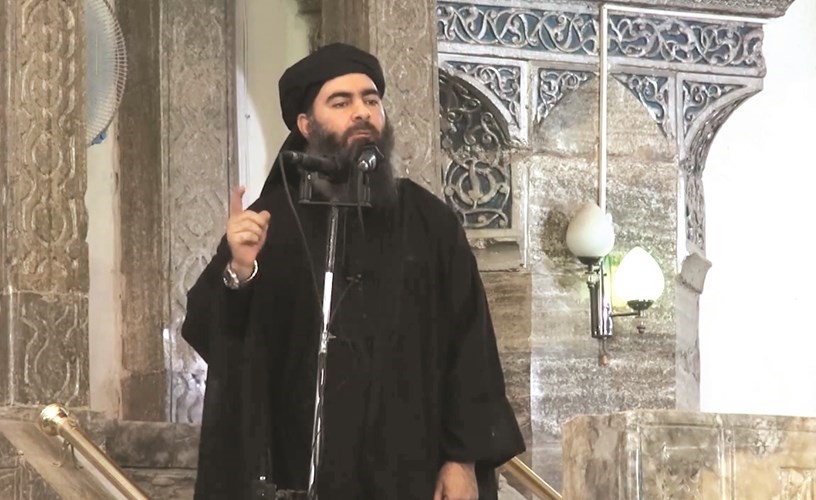 آخر ظهور علني لأبي بكر البغدادي زعيم داعش في جامع النوري بالموصل حيث أعلن نفسه خليفة للتنظيم عام 2014	(أ.ف.پ)﻿