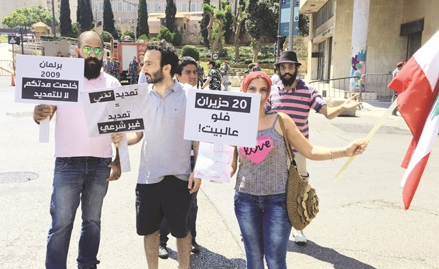 المعترضون على القانون الانتخابي خلال اعتصامهم امام مدخل المجلس﻿