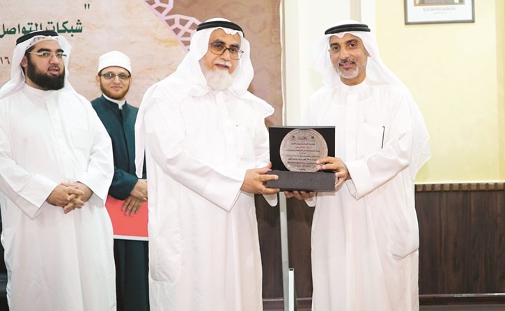 تكريم من مبرة الآل والأصحاب لرابطة الأدباء يتسلمه صالح المسباح من د.عبدالمحسن الجارالله الخرافي﻿