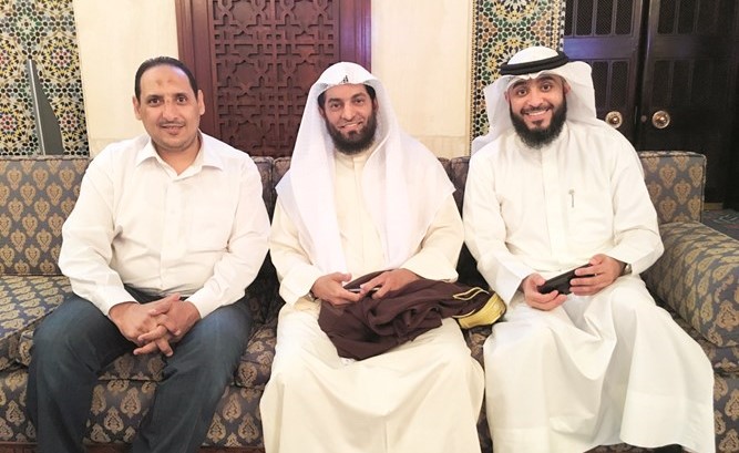 القارئان فهد الكندري وماجد العنزي مع الزميل اسامة ابوالسعود﻿