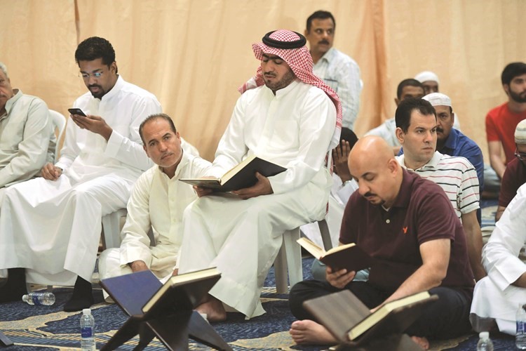 المتهجدون يقرأون القرآن الكريم ﻿