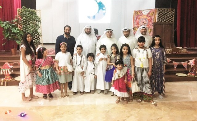 المقصيد وعدد من القيادات التربوية مع الأطفال المشاركين في المهرجان﻿