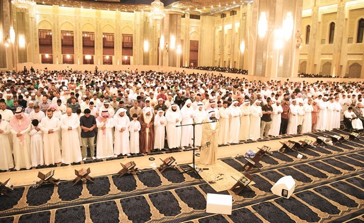 جموع المصلين ليلة 22 من رمضان في المسجد الكبير	(أحمد علي)﻿