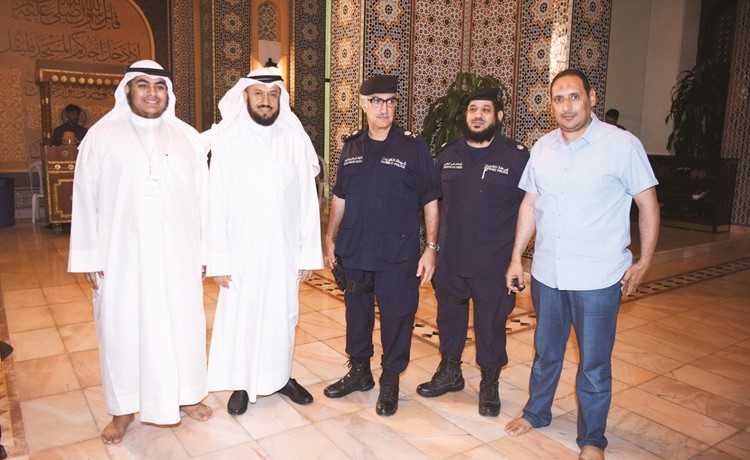 وليد الشعيب واللواء إبراهيم الطراح خلال جولة في المسجد الكبير ويبدو الزميل أسامة أبو السعود﻿