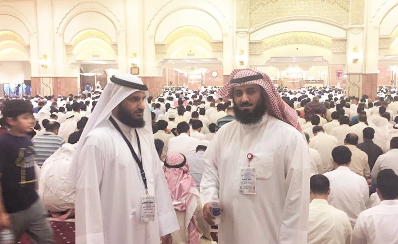 رئيس مركز بلال سالم العميرة والمراقب الإداري محمد الختلان يتفقدان جموع المتهجدين﻿