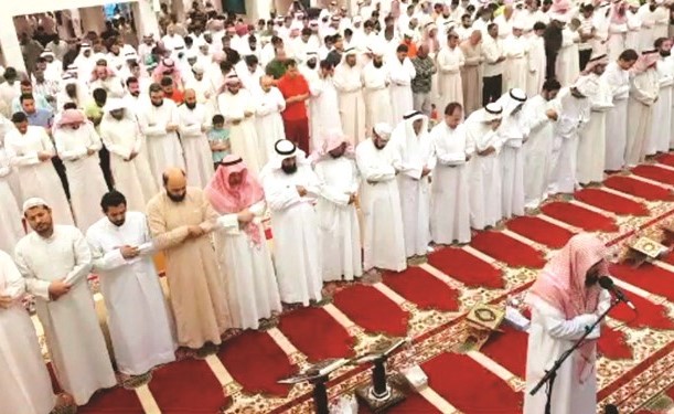 جانب من صلاة القيام في أحد مراكز الأحمدي ﻿