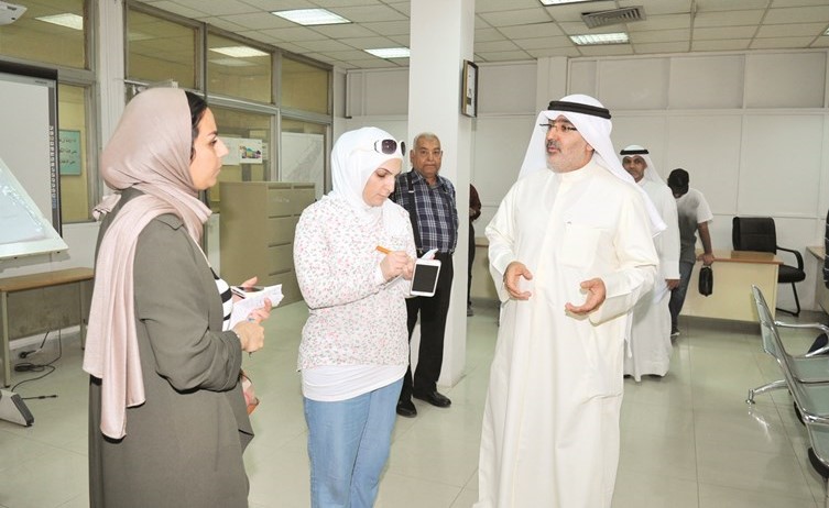 الزميلة دارين العلي ومنى دشتي من إدارة العلاقات العامة تستمعان لتفصيل حول غرفة التشغيل والعمليات في الإدارة﻿