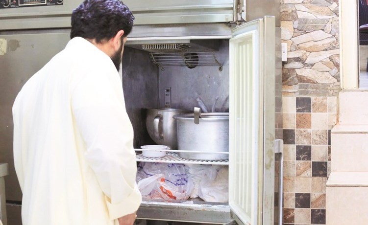 الكشف على مواد غذائية بأحد المحال﻿