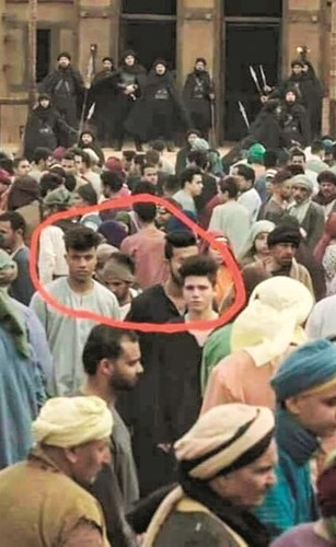 مشهد الثورة في كفر دلهاب ويبدو عدد من الشباب بقصات شعر حديثة﻿