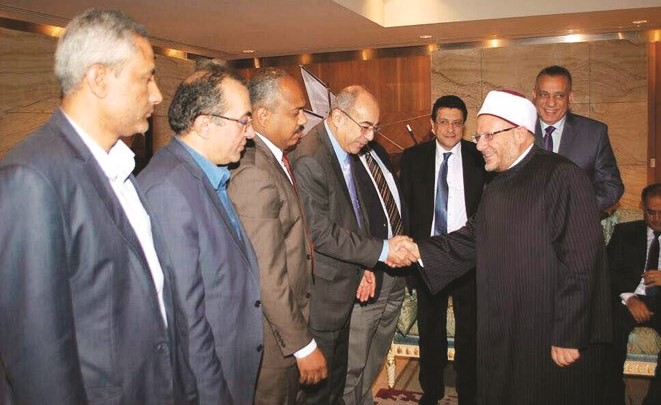 مفتي الديار المصرية الشيخ شوقي علام مصافحا الحضور﻿