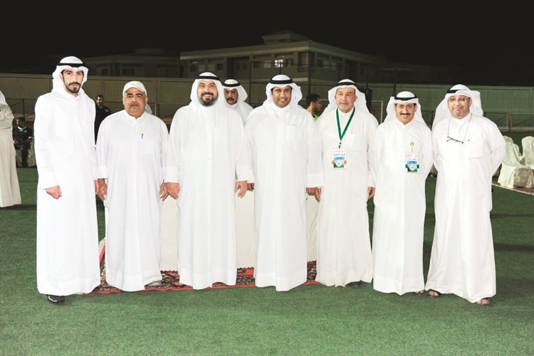 الفهد والسبيعي يتوسطان أعضاء اللجنة المنظمة للدورة﻿