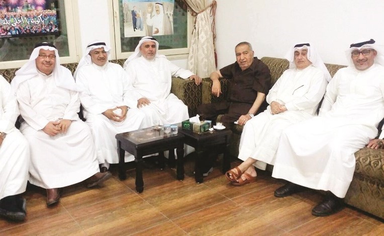 د.عبدالرحمن العوضي متوسطا الحضور خلال الغبقة الرمضانية﻿