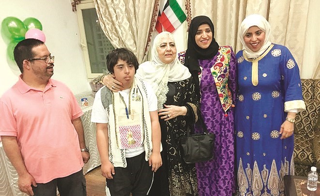 د.صديقة العوضي خلال حفل توزيع قرقيعان الجمعية الخيرية للتضامن الاجتماعي لمرضى الداون﻿