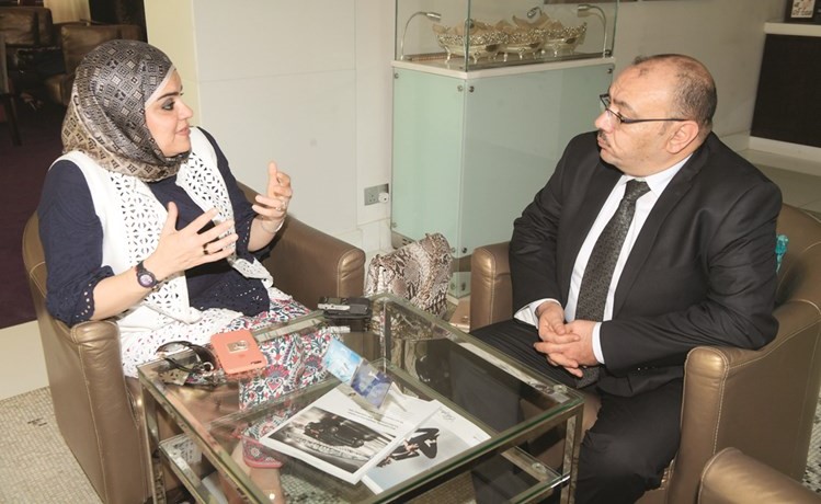 زينب السويج متحدثة الى الزميل أسامة دياب	(محمد هاشم)﻿