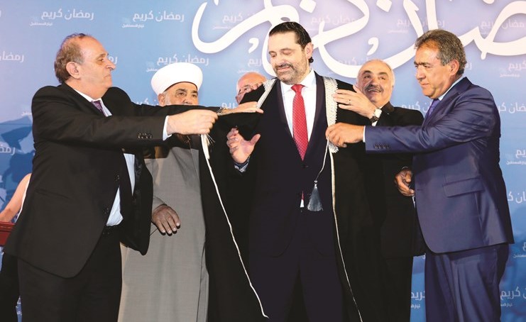  فعاليات من ابناء اقليم الخروب يلبسون رئيس الحكومة سعد الحريري عباءة بلدتهم التقليدية	(محمود الطويل)﻿