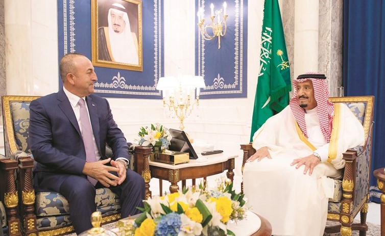خادم الحرمين الملك سلمان بن عبد العزيز مستقبلا وزير الخارجية التركي مولود جاويش اوغلو				 (رويترز)﻿