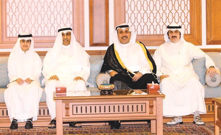 الشيخ حمد جابر العلي يتوسط عادل وجاسم وجواد الغريب ﻿