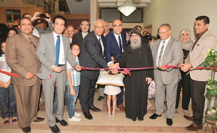 السفير المصري ياسر عاطف والأب بيجول الأنبا بيشوي ود.نبيل بهجت يفتتحون المعرض﻿