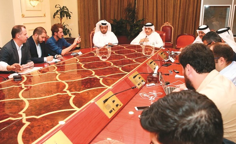 جانب من المؤتمر الصحافي لوزير الخارجية القطري محمد بن عبدالرحمن آل ثاني امس في الدوحة	(أ.ف.پ)﻿