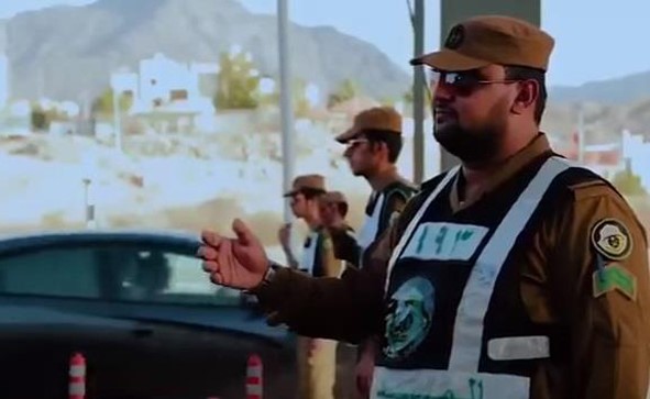 فيديو يظهر جهود رجال الأمن في تنظيم مركبات المعتمرين أثناء دخولهم إلى مكة المكرمة
