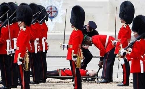 بالصور..لقطات مروعة للحظة إغماء جنود في حفل عيد ميلاد الملكة إليزابيث
