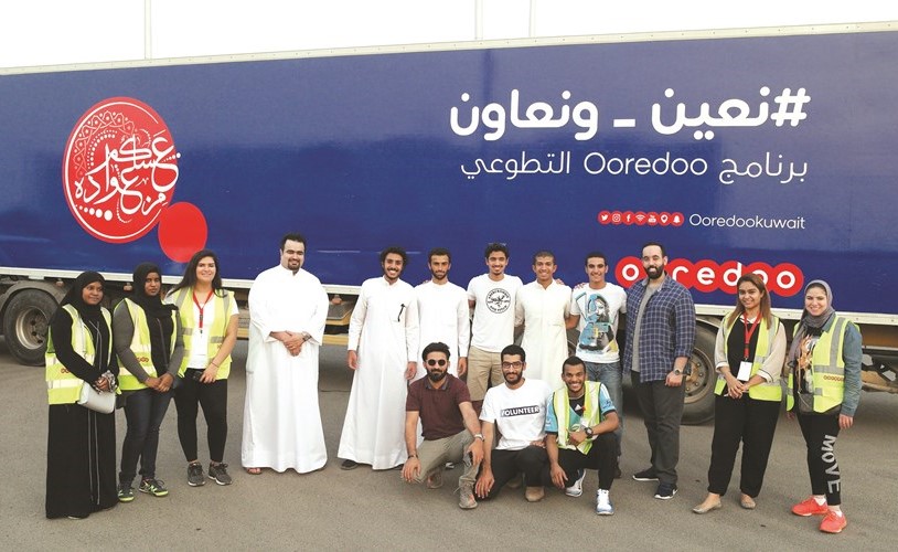 لقطة جماعية أثناء توزيع الوجبات من خلال قافلة Ooredoo الخيرية﻿