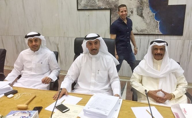 د. منصور الخرينج لدى ترؤسه الاجتماع﻿