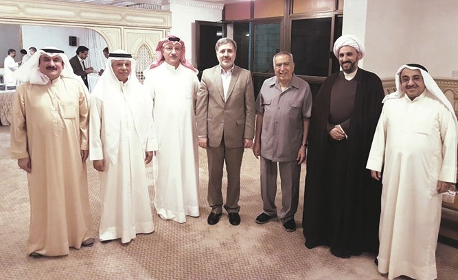 د.عبدالرحمن العوضي ود.علي رضا عنايتي يتوسطان عددا من المشاركين في الغبقة﻿