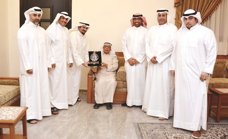  د.صالح العجيري متوسطا يوسف البدر وأوس النصف وعلي الجمعة ونواف العمر وبدر العميري ومحمد الهدهود﻿