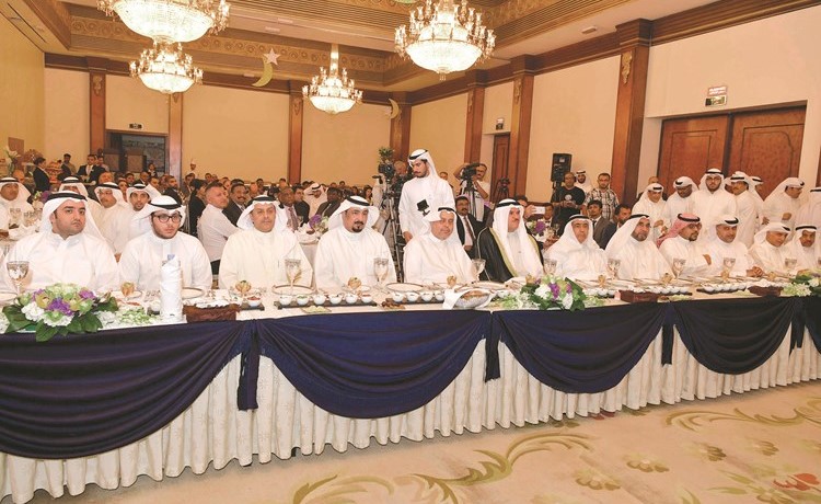 الشيخ سلمان الحمود وعلي الفوزان ود.حمد التويجري ويوسف الفوزان وعماد الجلوي وعدد من اعضاء مجلس ادارة الخطوط الوطنية يتقدمهم رياض السعيد وخالد نجيب المرزوق وفوزي العتيقي	(قاسم باشا)﻿