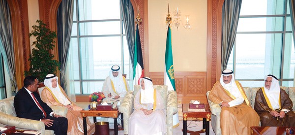 صاحب السمو الأمير الشيخ صباح الأحمد مستقبلا وزير خارجية اثيوبيا د.وركينية جيبييهو بحضور الشيخ صباح الخالد والشيخ علي الجراح 	