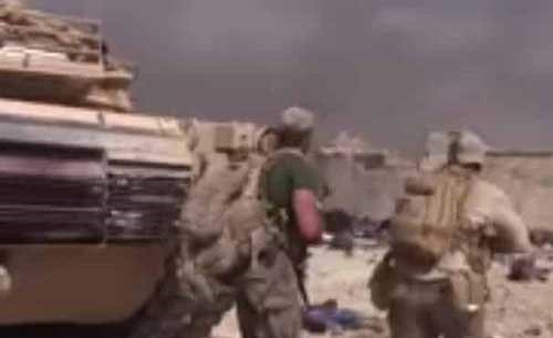 بالفيديو .. عمل بطولي: جندي ينقذ طفلة وسط نيران “داعش” على المدنيين
