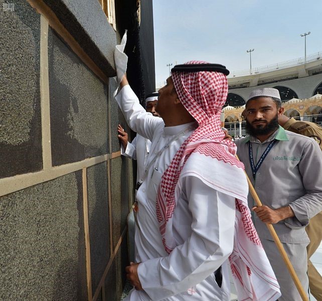 بالصور.. هذه إجراءات صيانة ثوب الكعبة
