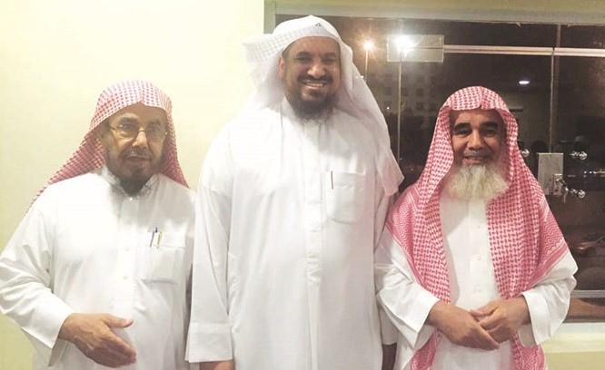 الزبن متوسطا الشيخين خلف المطلق مفتي المنطقة الشرقية وعبدالله المطلق﻿