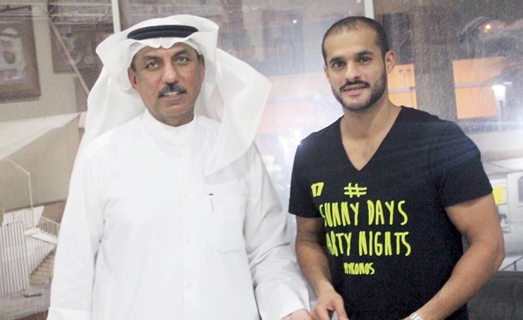 سعود بوحمد يسلم بدر المطوع مكافأته﻿