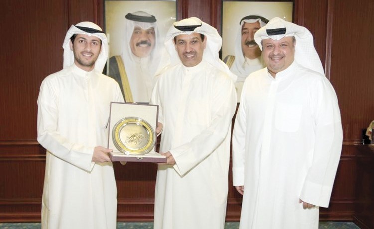خليفة وعلي الخرافي يقدمان درعا إلى فليطح﻿