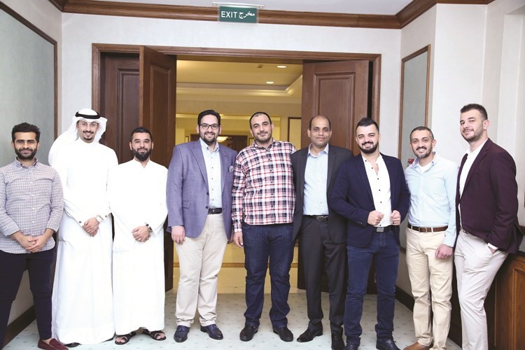 لقطة جماعية لبعض الحضور﻿