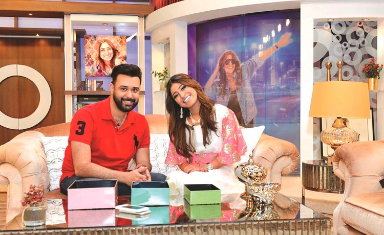 الكاتب فهد العليوة والنجمة شجون في استديو البرنامج (شانافاس قاسم)﻿
