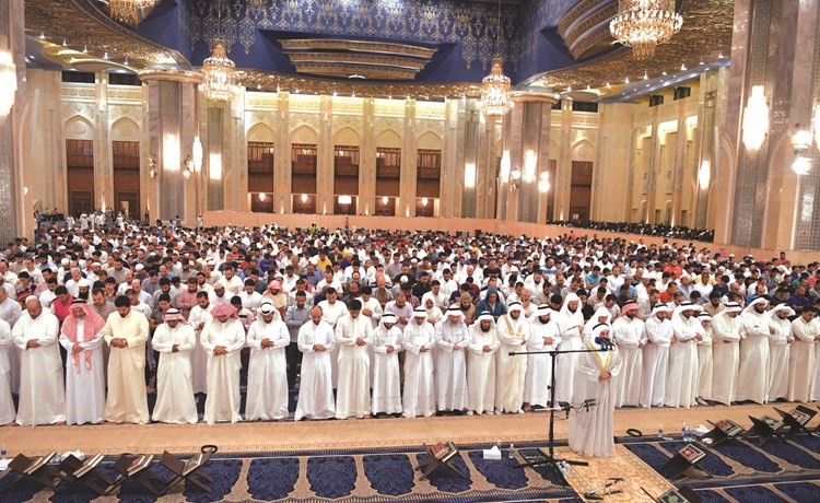 الشيخ خالد الجهيم يؤم المصلين في الركعات الاربع الاولى من ليلة 25 رمضان(قاسم باشا)﻿