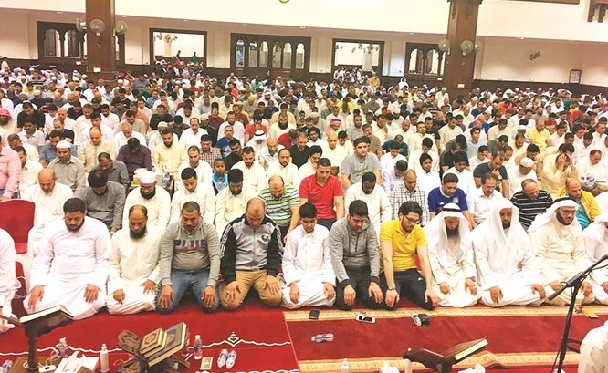 صلاة التهجد في احد مساجد العاصمة﻿