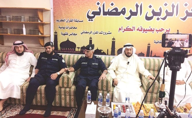 د.وليد الشعيب واللواء ابراهيم الطراح خلال زيارتهما لمركز الزبن الرمضاني في الفروانية ﻿